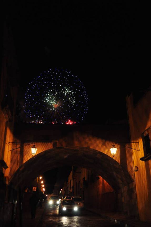Fogos de artifício em noite de festa em San Miguel de Allende, no México
